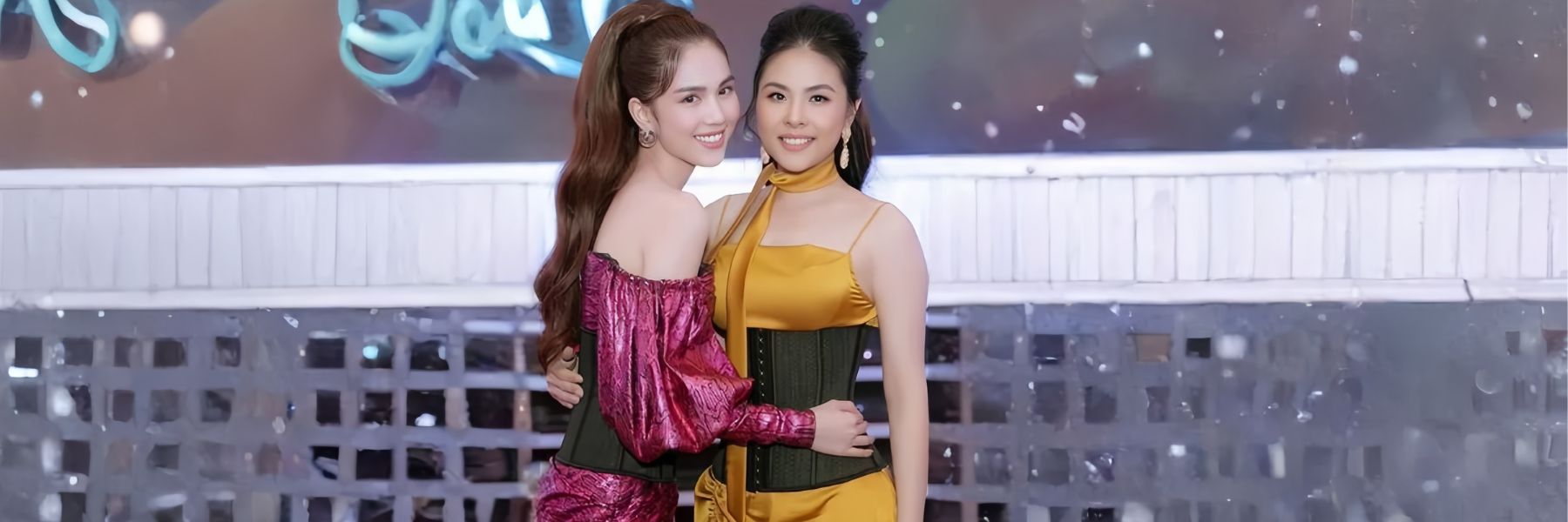 Vân Trang Ngọc Trinh latex Corset Chuẩn