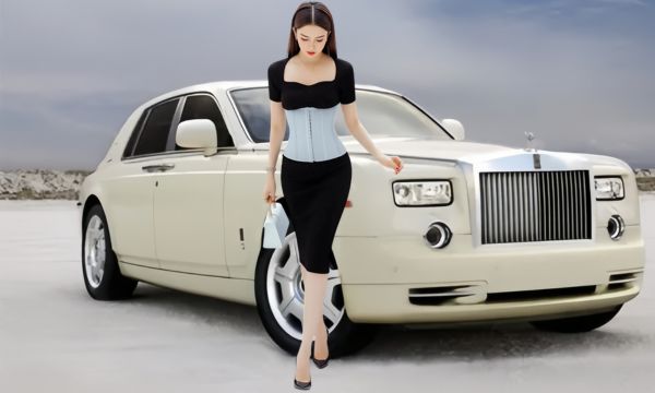 Ngọc Trinh Toả Sáng Cùng Latex Corset Chuẩn